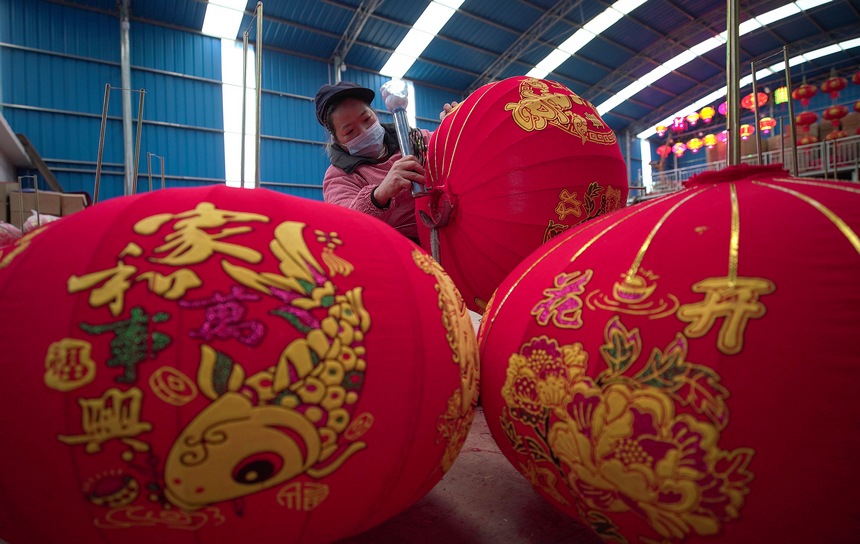 工人在制作燈籠。
