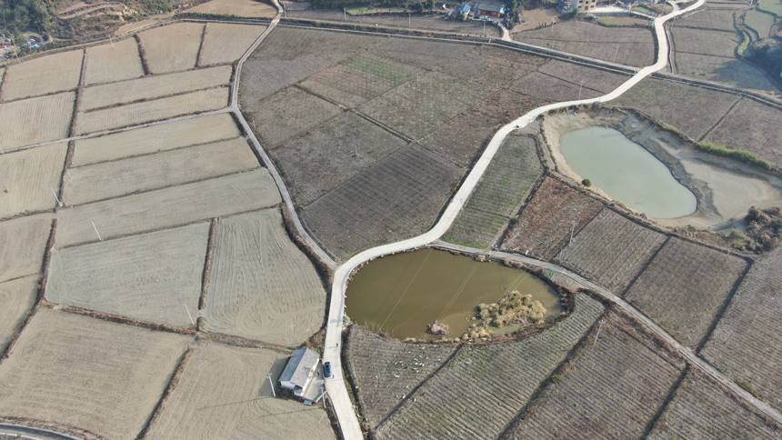 航拍下的壩區和村莊。吳啟萍攝