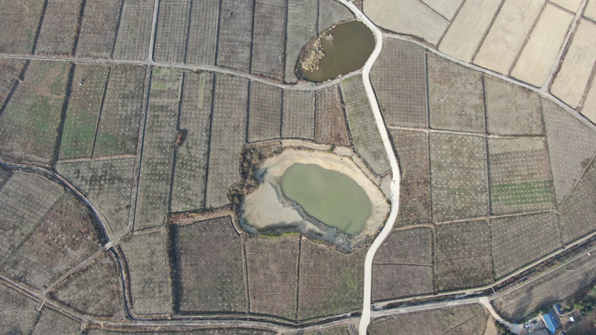 航拍下的壩區和村莊。吳啟萍攝