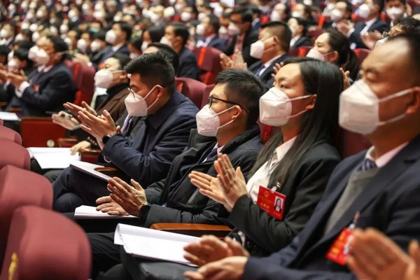 與會人員熱烈鼓掌。