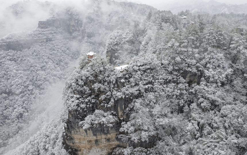 2022年12月28日，施秉縣云臺山銀裝素裹，云霧縹緲，猶如一幅水墨畫卷。磨桂賓攝