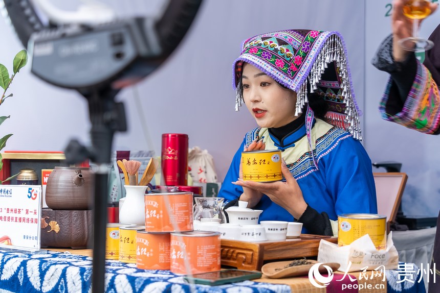 2023年“貴州綠茶”第一采活動現場，主播正在直播賣茶。人民網 涂敏攝