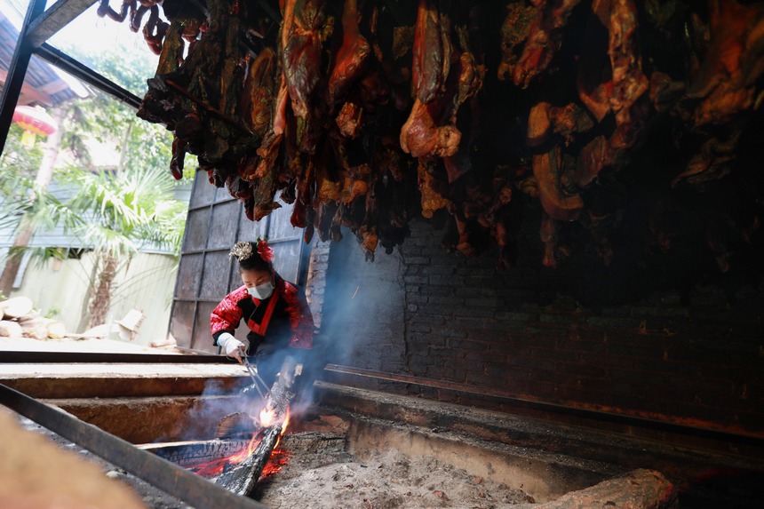 2023年1月2日，苗族群眾在烘烤臘肉、香腸。