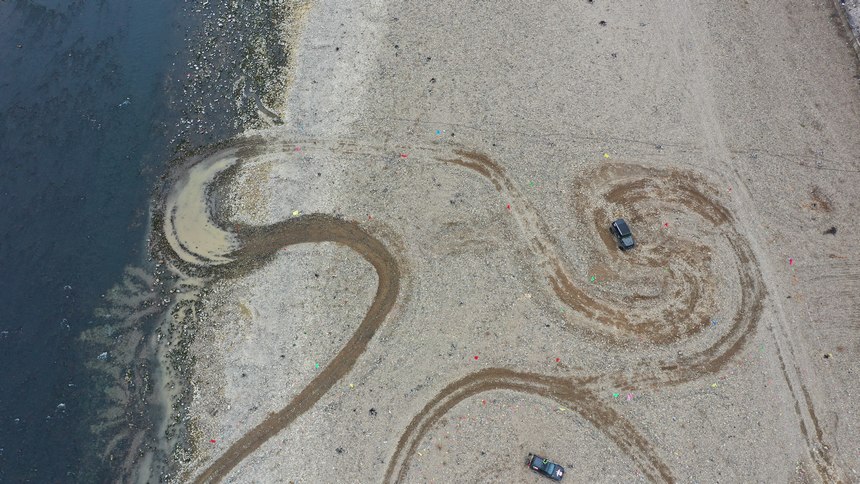 １月１日，越野車愛好者在貴州省黔東南州劍河縣開展越野車競技。