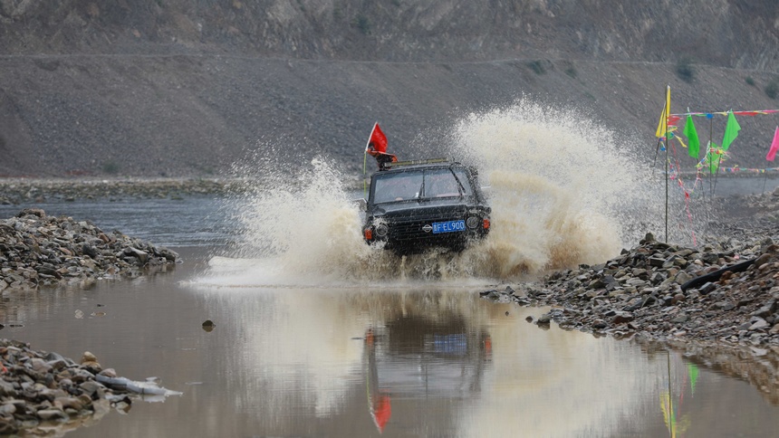 １月１日，越野車愛好者在貴州省黔東南州劍河縣開展越野車競技。