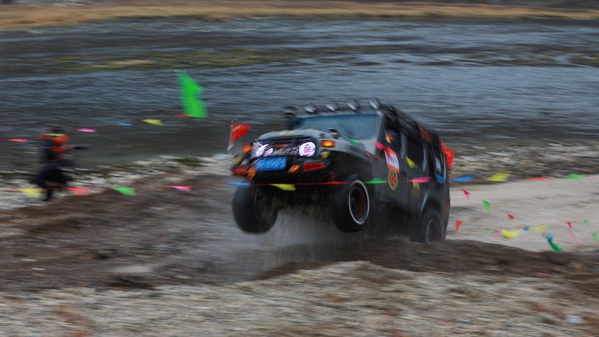 １月１日，越野車愛好者在貴州省黔東南州劍河縣開展越野車競技。