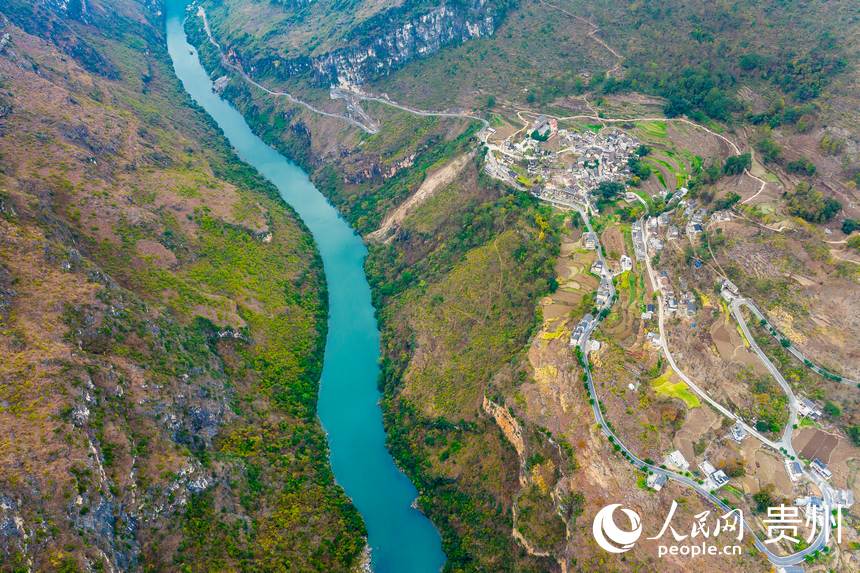 航拍花江大峽谷。人民網 涂敏攝