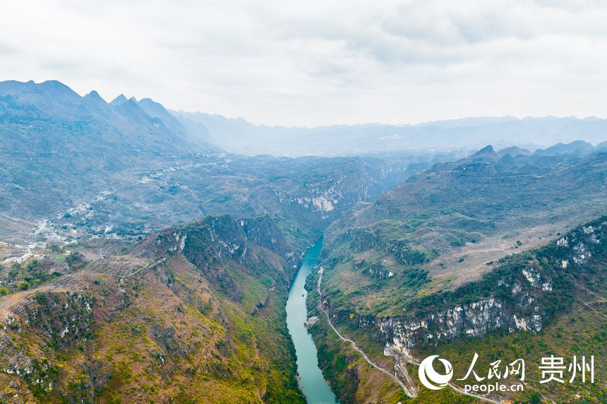 航拍花江大峽谷。人民網 涂敏攝