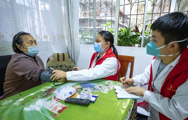 貴陽市頭橋社區醫護人員正在為居民進行入戶體檢。陳慧 攝