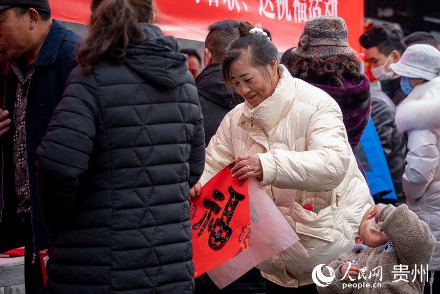 村民挑選心儀的“?！弊?。人民網 涂敏攝