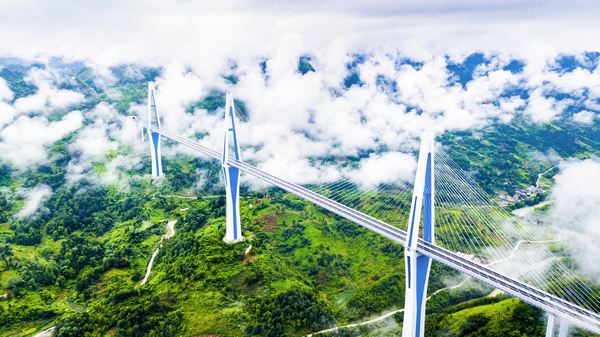 平塘特大橋。貴州省公路局供圖