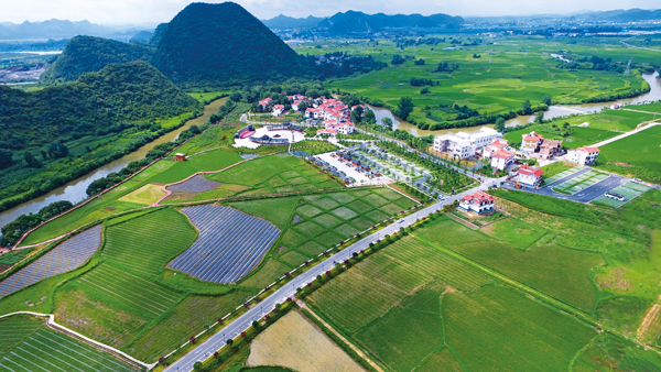 貴安新區平壩小河灣農村公路鏈接著千萬家。盧迪攝