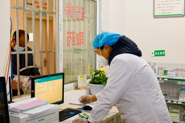 醫護人員余群華正在為村民開藥。