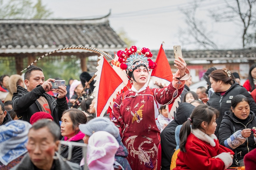 漢寨侗戲班演員在直播。