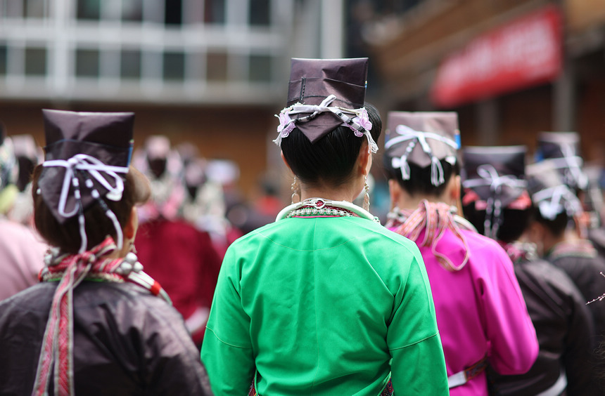 1月27日，身著節日盛裝的苗族村民跳團圓舞。