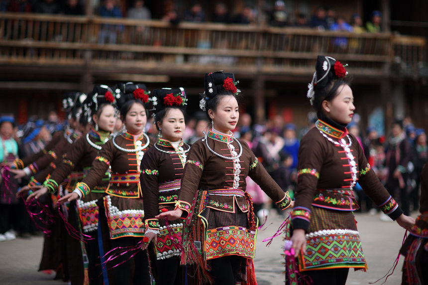 1月27日，盛裝打扮的苗族村民跳“苗族錦雞舞”。
