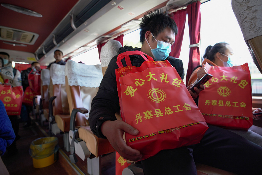 1月29日，返崗務工群眾乘坐政府免費包車前往廣東省佛山市務工。