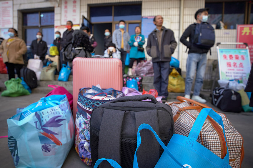 1月29日，返崗務工群眾在等待乘坐政府免費包車前往廣東省佛山市務工。