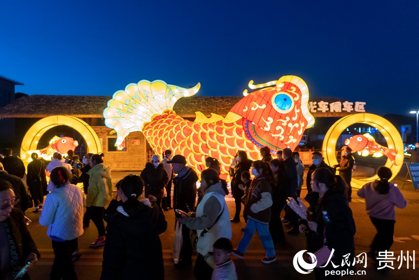貴陽市白云區蓬萊仙界·蘑力小鎮首屆彩燈藝術節現場。人民網 涂敏攝
