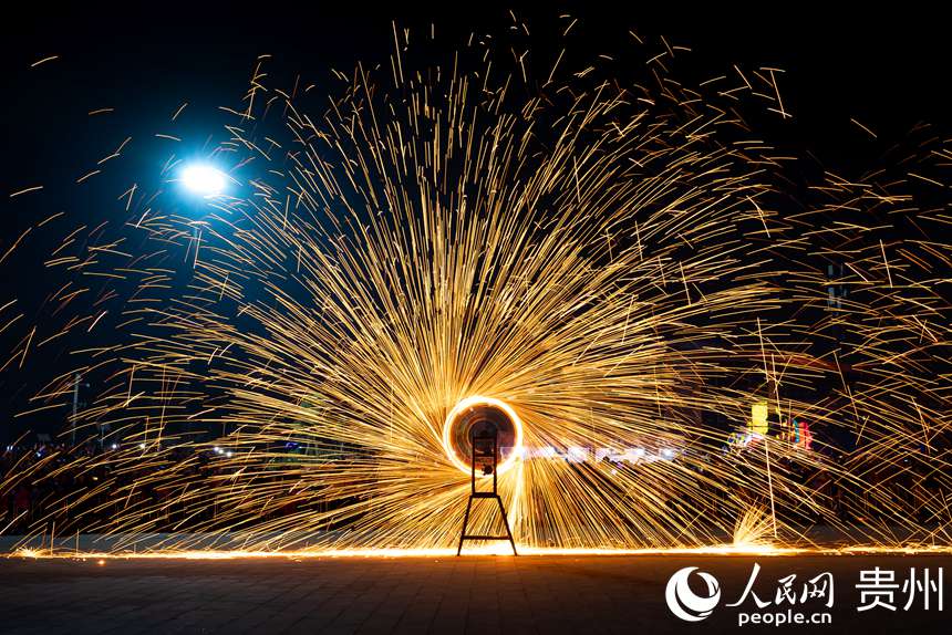 非物質文化遺產打鐵花表演。人民網 涂敏攝