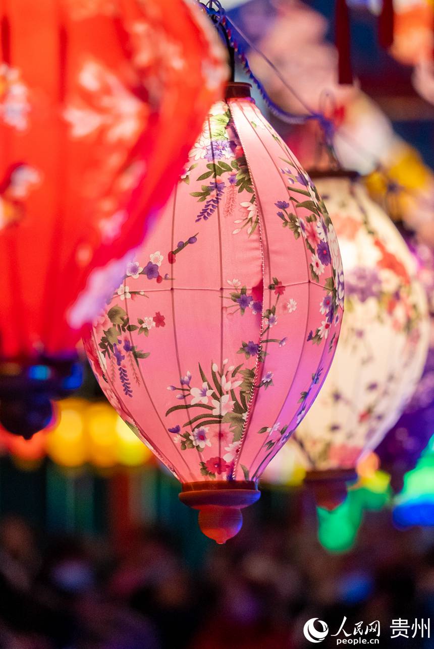 現場的彩燈。人民網 涂敏攝