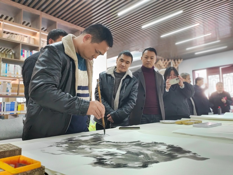 1月13日，在貴州省大方縣迎春書畫筆會現場，美術愛好者劉華正在進行國畫創作。（鐘歡 攝）.jpg