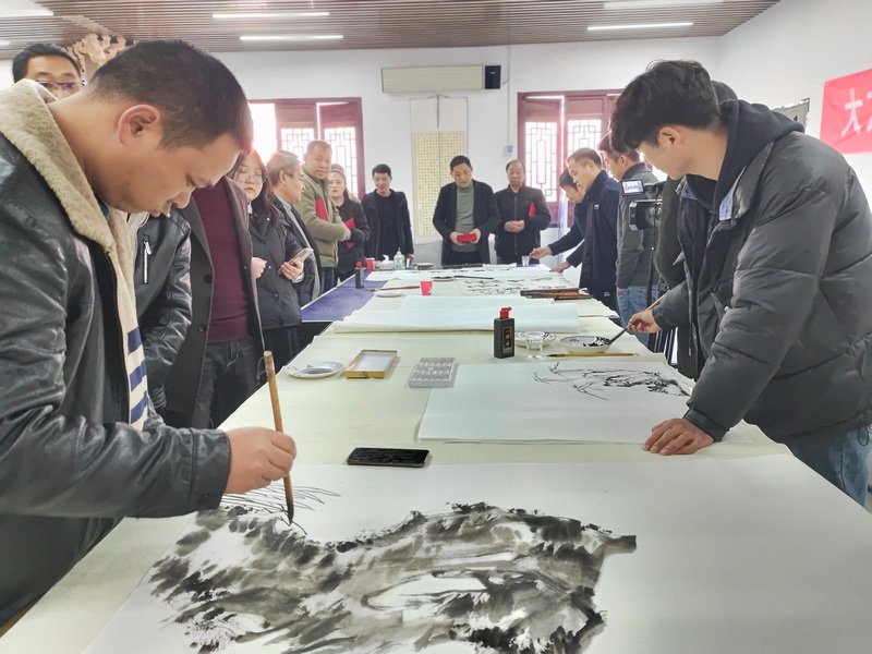 1月31日，貴州省大方縣新春書畫筆會現場，各位美術書法愛好者揮墨創作。（鐘歡 攝）.jpg