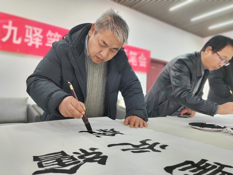 1月31日，在貴州省大方縣迎春書畫筆會現場，書法愛好者高智正在進行隸書創作。（鐘歡 攝）.jpg