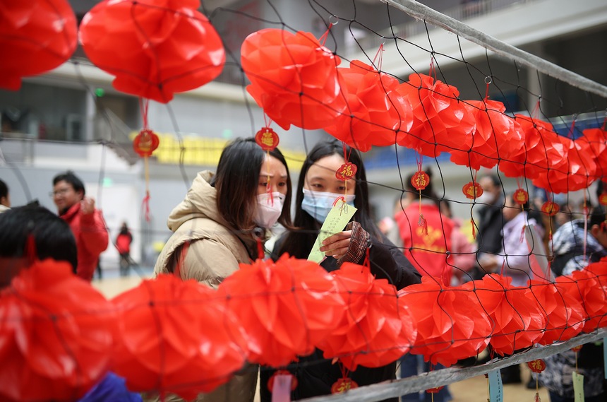 2月2日，群眾在猜燈謎。