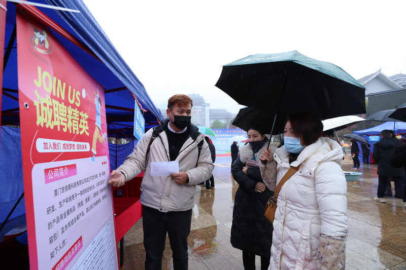 2月3日，招聘單位人員向求職者介紹崗位信息。