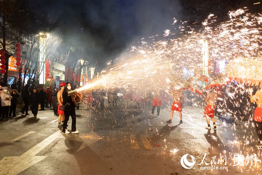 現場觀眾對著舞龍隊噓花。人民網記者 涂敏攝