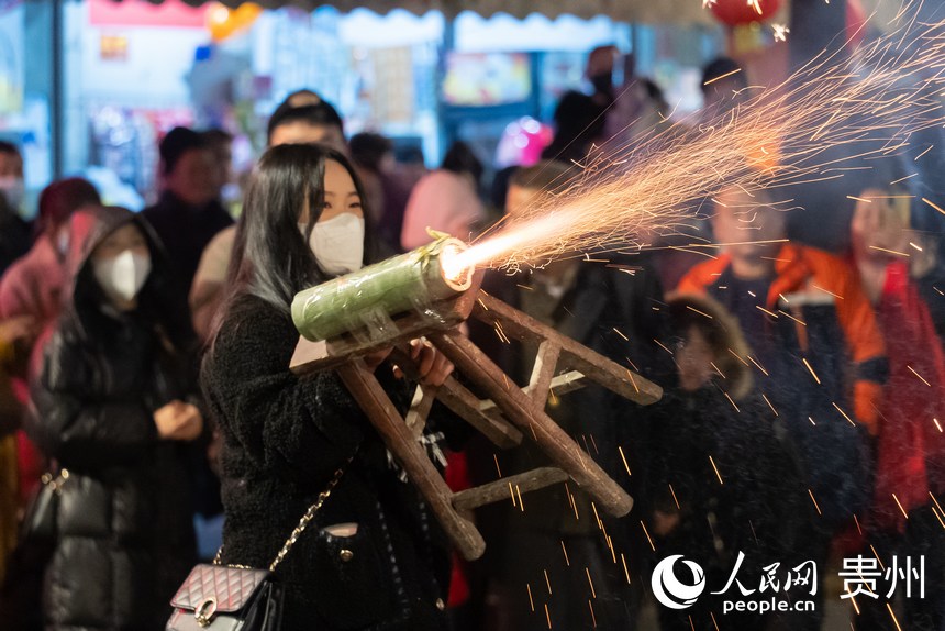 現場觀眾對著舞龍隊噓花。人民網記者 涂敏攝