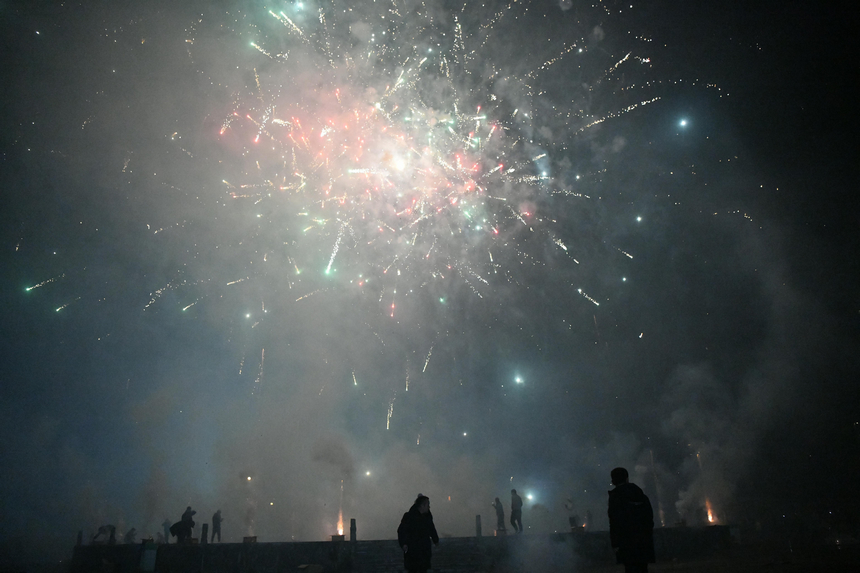 2月5日，舟溪甘囊香蘆笙會“起堂儀式”上燃放的煙花。楊仁海攝