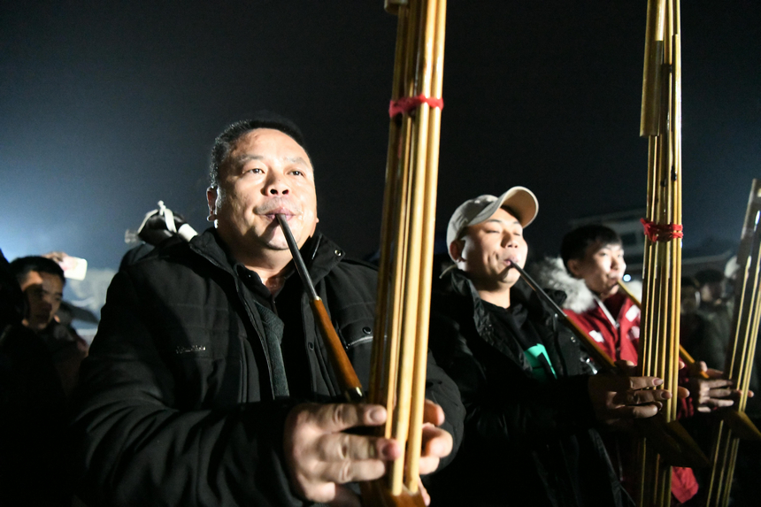 舟溪甘囊香蘆笙會“起堂儀式”上，蘆笙手吹奏蘆笙。楊仁海攝
