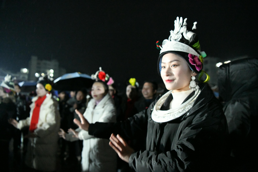 2月5日，舟溪甘囊香蘆笙會“起堂儀式”上，苗族姑娘在跳蘆笙舞。楊仁海攝