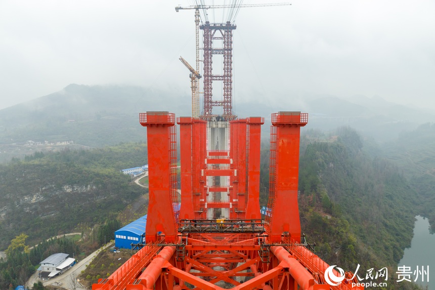 德余高速烏江特大橋施工現場。人民網記者 涂敏攝