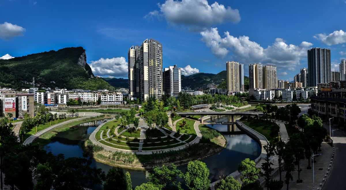 魁巖腳下展新姿。張金文攝