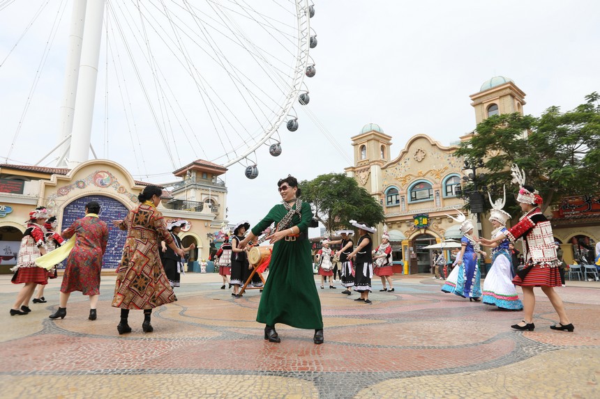 當地群眾被舞蹈吸引，紛紛加入其中。龍俊宏攝