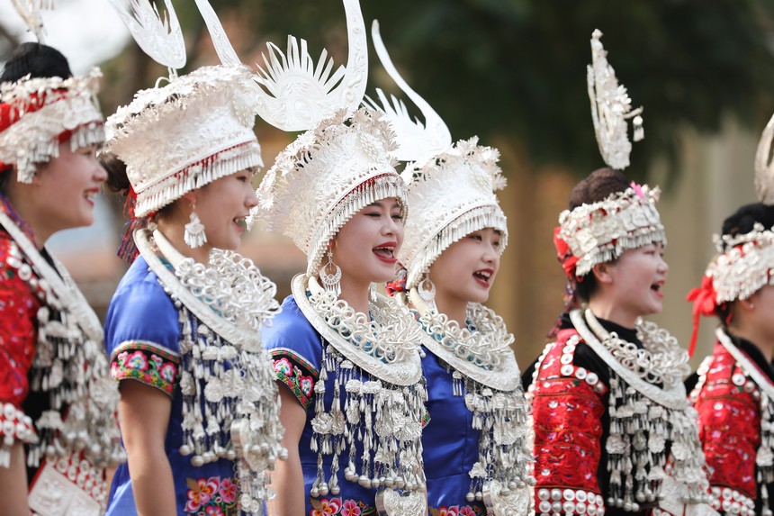 劍河縣仰阿莎民族歌舞藝術團的演員們唱苗族歌曲。龍俊宏攝
