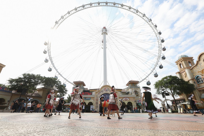 劍河縣仰阿莎民族歌舞藝術團的演員們向當地群眾表演木鼓舞。龍俊宏攝