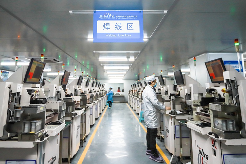 畢節市七星關區經濟開發區貴州聯尚科技有限公司全自動燈絲生產線 陳曦攝 (2)