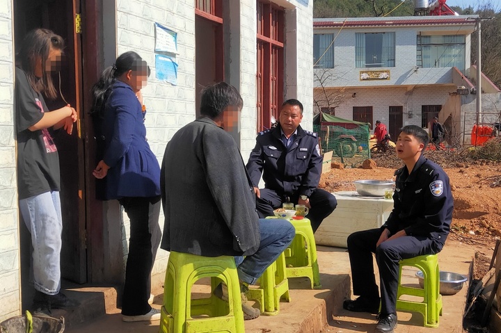 社區民警聯合人民調解委員化解群眾家庭矛盾。秀水派出所供圖