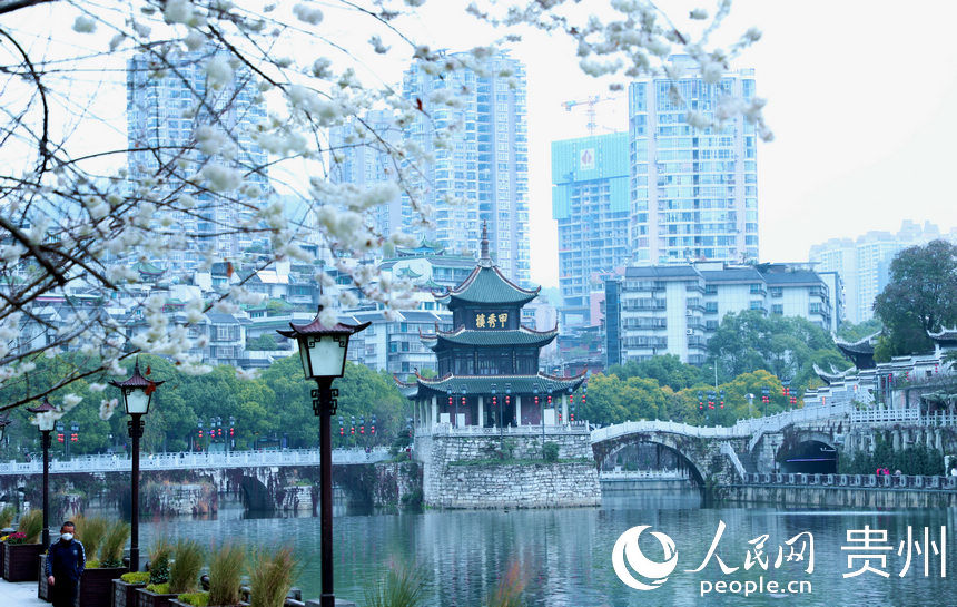 2月24日拍攝的甲秀樓春景。人民網 顧蘭云攝