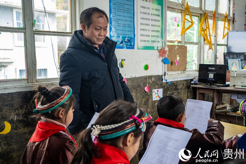 孟榮達老師正在給學生們上課。人民網 陽茜攝