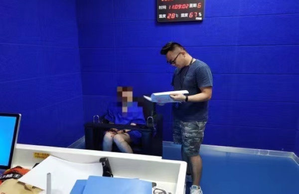 對犯罪嫌疑人進行審訊。南明公安供圖