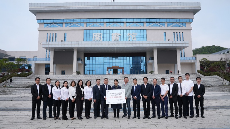 張勝林與貴州交通職業技術學院共建2021年國家職業院校教師土木工程檢測技術教學創新團隊。貴州交通職業技術學院供圖