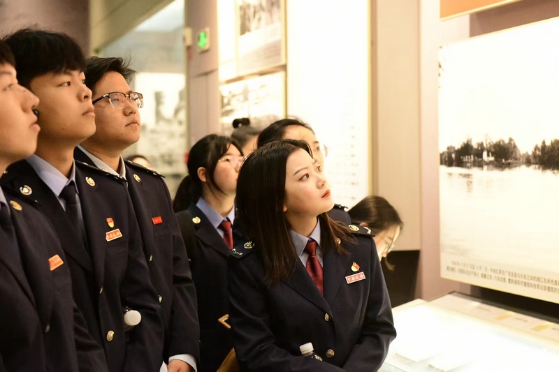 新錄用公務員在遵義會議會址紀念館聆聽紅色革命故事。劉紹文攝