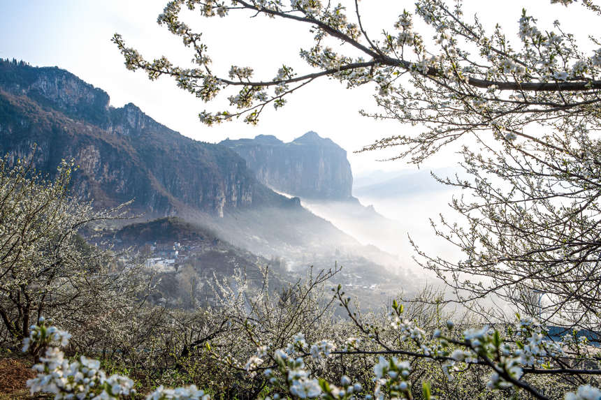 朝陽下的黔西市大關鎮丘林村。史開心攝