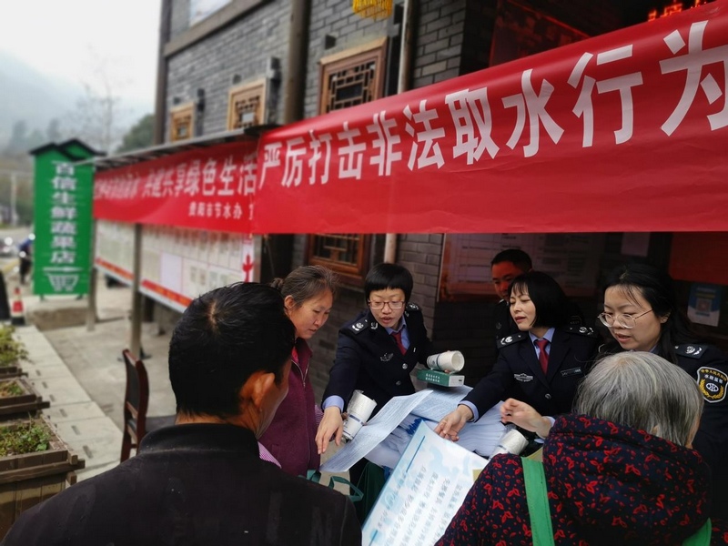 下鄉進行普法宣傳。貴陽市水政監察支隊供圖