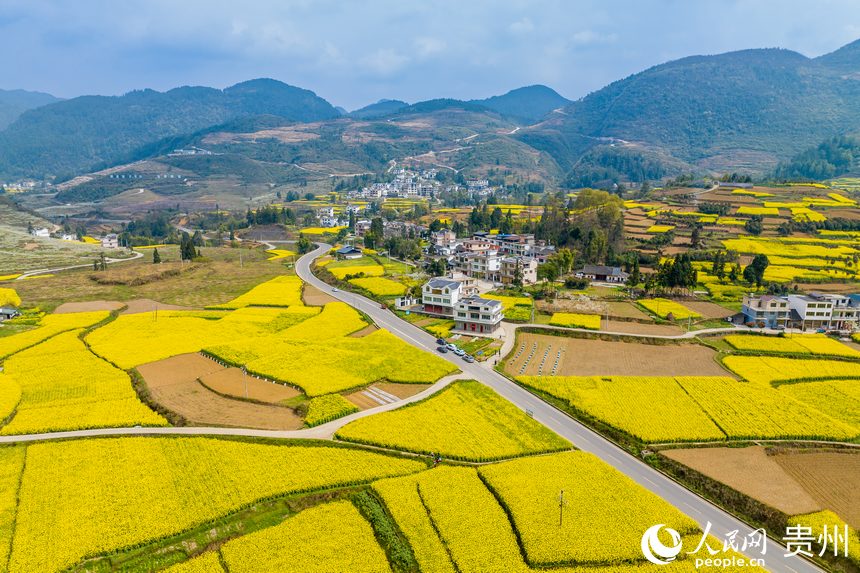 航拍如詩如畫的貴州省遵義市桐梓縣官倉鎮。 人民網 涂敏攝